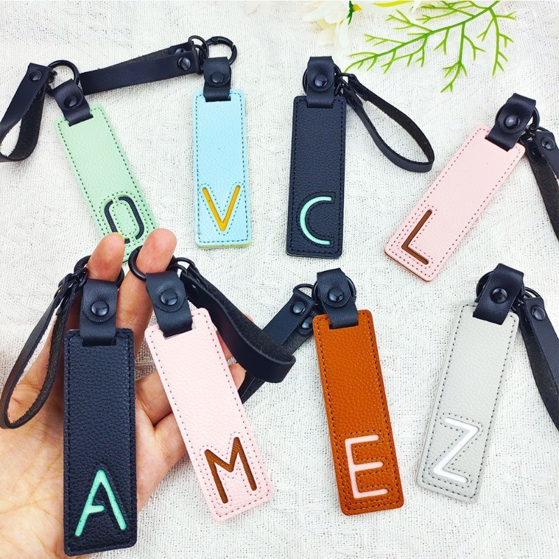 Monogram Keychain Leather - Chaveiro clássico de couro pu com