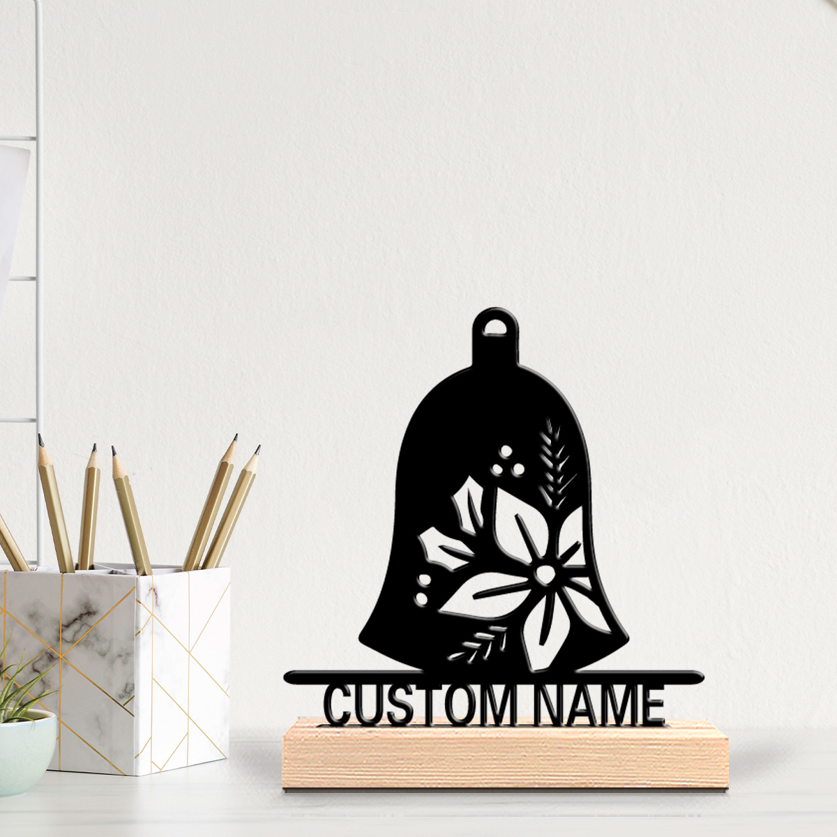 1 unidade de Estátua de Metal  - Engraved Wood Frame avaliação e preço